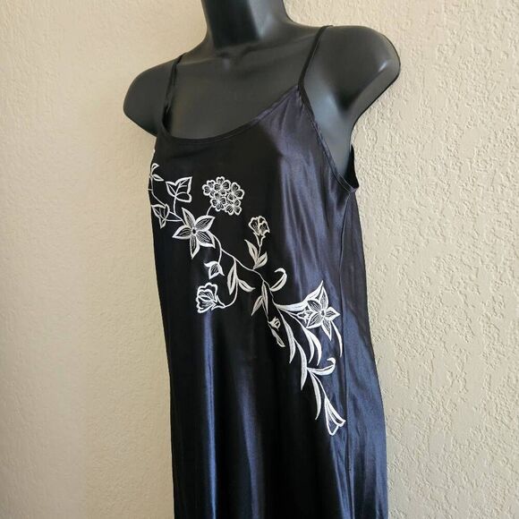 Vintage Judith Hart Embroidered Slip - Picture 2 of 8